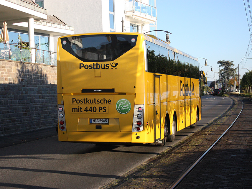 Ein Foto eines gelben Postbusses (Foto: Volkhard Stern).